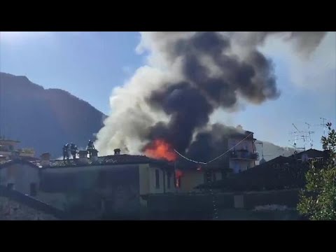 Incendio tetto in pieno centro a Iseo, evacuata la palazzina