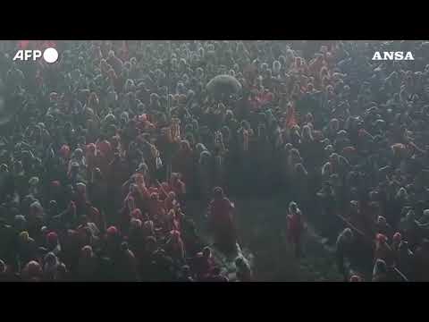 India, 10 milioni di persone al primo bagno in occasione del Maha Kumbh Mela