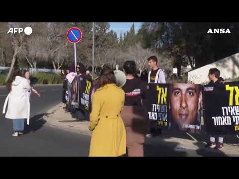Israele, manifestanti davanti al Parlamento sollecitano un accordo sugli ostaggi