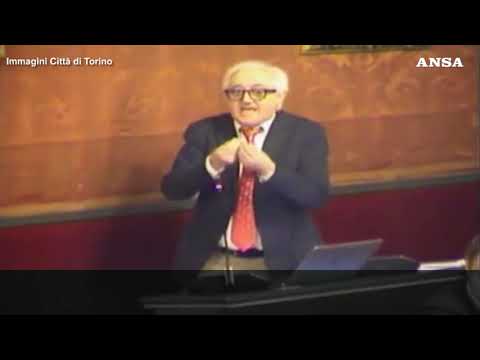 Torino, il consigliere Viale alle colleghe: “Tornate a fare le casalinghe”