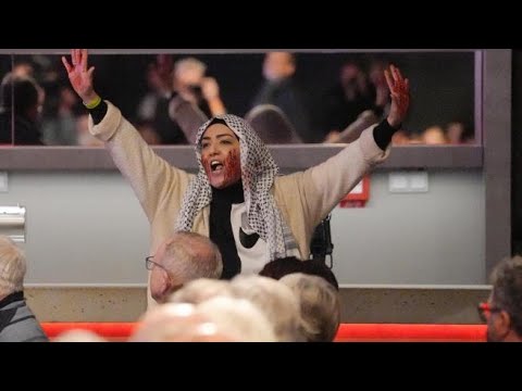 Germania, attivista pro-Palestina interrompe il comizio di Scholz a Bielfeld