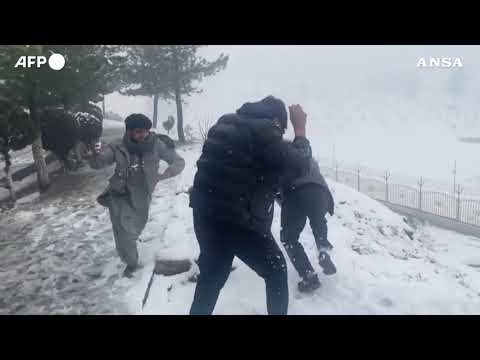 Afghanistan, la prima neve dell’anno imbianca Kabul e dintorni
