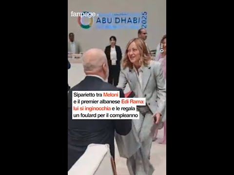 Siparietto tra Meloni e Edi Rama: lui si inginocchia e le regala un foulard per il compleanno