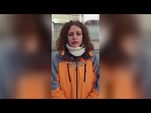 L’attivista fermata a Brescia: «Mi hanno chiesto di spogliarmi, togliermi gli slip e fare squat»
