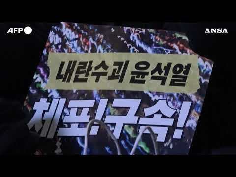 Seoul, in centinaia in strada per chiedere l’arresto immediato di Yoon Suk Yeol