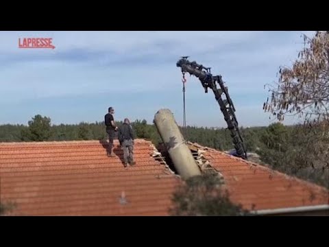 Israele: resti di un missile incastrati in un tetto: la rimozione dei detriti