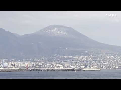 Napoli, prima “spolveratina” di neve sul Vesuvio del 2025