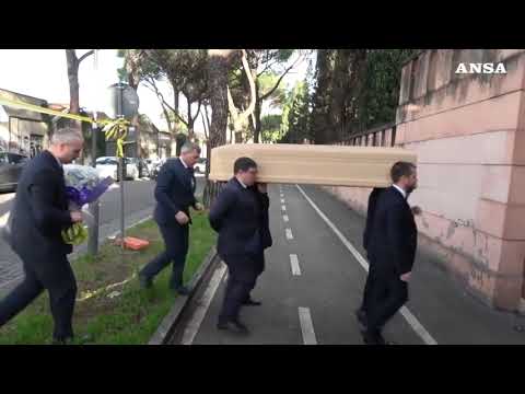 Roma, il feretro con Furio Colombo arriva al cimitero acattolico