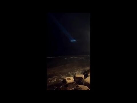 Sul lungomare appare un fascio di luce in cielo. UFO? No, è per i 100 anni dell’Università di Bari