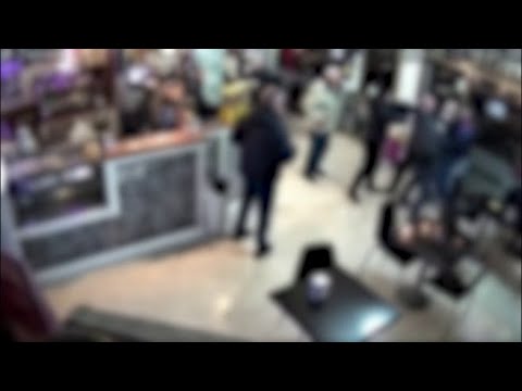 Padova, il video dell’aggressione al barista: i pugni, poi il coma