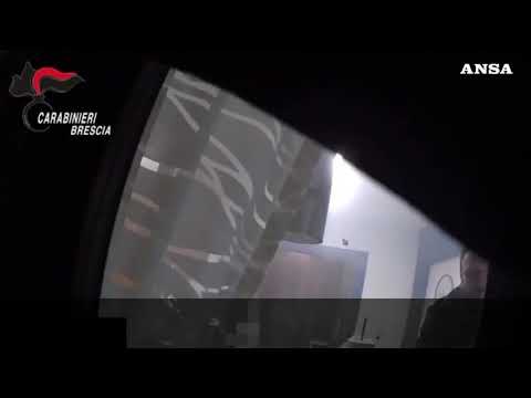 Mamma resta fuori casa durante un principio d’incendio, carabinieri salvano due bambini