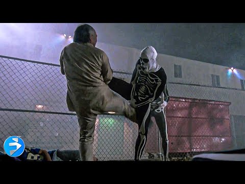 Mr. Miyagi contro Cobra Kai nella battaglia di Halloween | THE KARATE KID