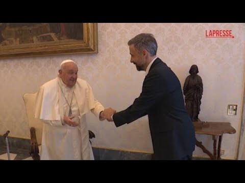Vaticano, il Papa con il braccio immobilizzato riceve l’ambasciatore sudafricano