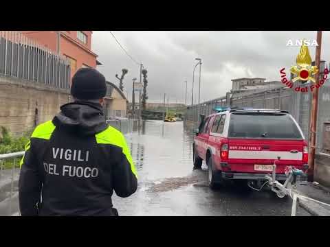 Maltempo a Catania: auto sommersa dall’acqua, soccorsa dai pompieri