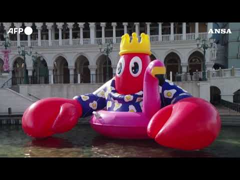 Macao, le maxi-aragoste di Philip Colbert nelle acque della citta’