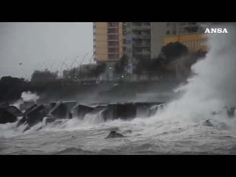 Catania, forte mareggiata sul lungomare Ognina