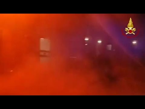 Pisa, incendio in un capannone: intervento in forze dei Vigili del fuoco