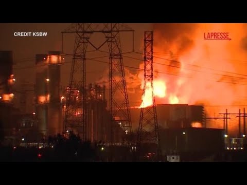 California, incendio nell’impianto di stoccaggio di batterie: le immagini