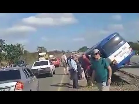 pulmino fuori strada a Cuba