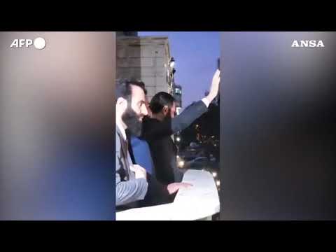 Siria, una grande folla accoglie il presidente ad  interim nell’ex roccaforte di Assad