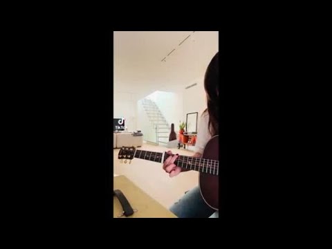 Emma canta, in versione acustica “Balorda nostalgia”