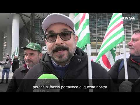 Milano, sciopero call center. Sindacati: Contratto in dumping