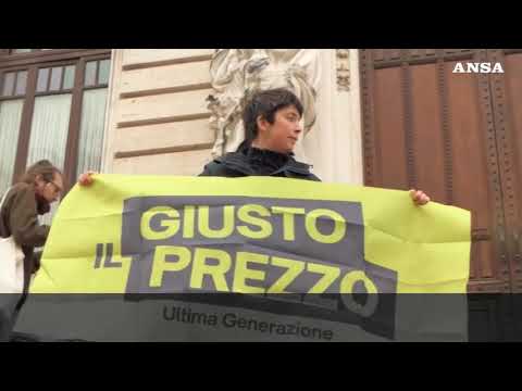 Cibo marcio contro scalinata Parlamento, blitz ambientalisti