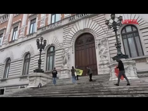 Frutta e verdura contro il Parlamento: la protesta di ‘Ultima Generazione’