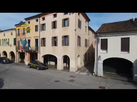 Padova, maxi sequestro di vestiti falsi: erano di 30 marchi del lusso e venivano venduti online