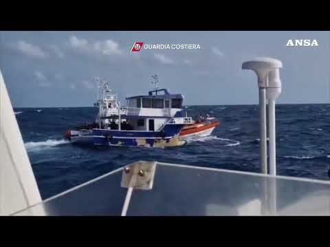 Guardia costiera salva 130 migranti nel mare in tempesta