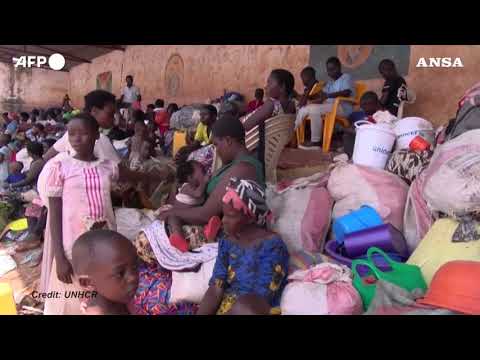 Rifugiati congolesi attraversano il confine con il Burundi