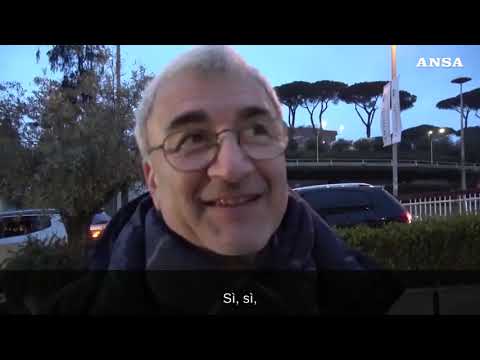 Papa Francesco ricoverato, le preghiere dei fedeli davanti al Gemelli