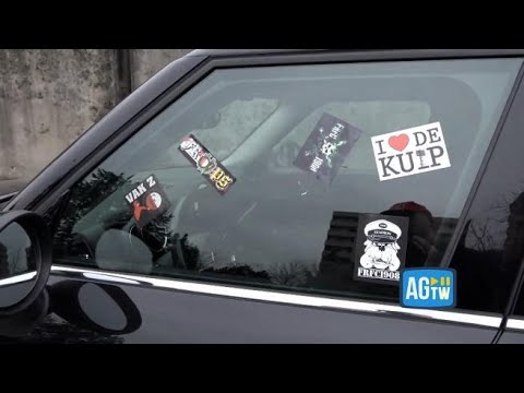 Bottiglie vuote e adesivi sulle auto, i segni del passaggio dei tifosi del Feyenoord a Milano
