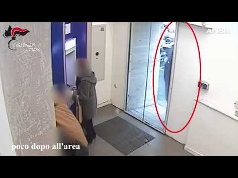 Ottantenne derubata dei soldi prelevati bancomat, 2 arresti a Livorno