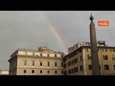Arcobaleno su Palazzo Montecitorio e Palazzo Chigi