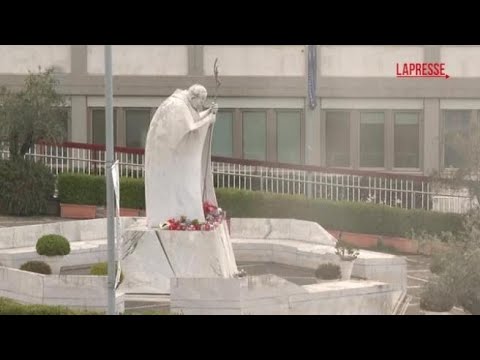 Papa Francesco, settimo giorno di ricovero per Bergoglio: le immagini dal «Gemelli»