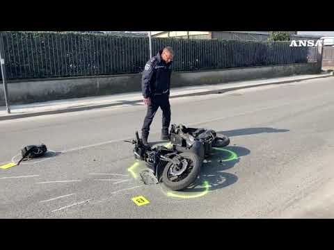 Scontro frontale tra un’auto e uno scooter nel Milanese