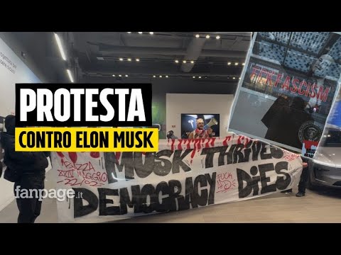 Milano, azione di protesta dentro il negozio di Tesla: “Dietro i soldi di Musk c’è violenza”