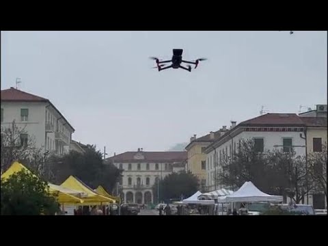 Vicenza, il drone anti piccioni pattuglia la città dall’alto: il video