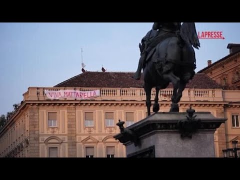 Torino, lo striscione «Viva Mattarella» in piazza San Carlo