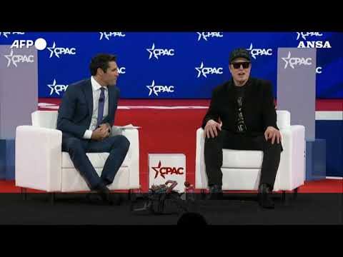 Musk sul palco con una motosega, regalo del presidente argentino Milei