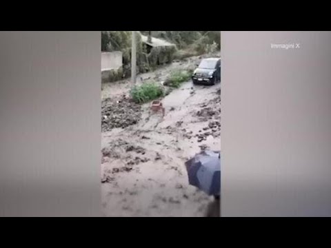 Straripa il torrente Zafferia a Messina: strade come fiumi e auto trascinate via