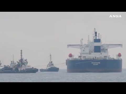 La petroliera Seacharme e’ arrivata al porto di Savona
