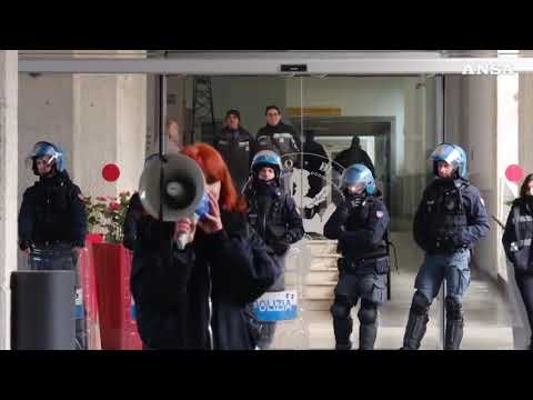 Torino, protesta contro la visita di Tajani al Politecnico