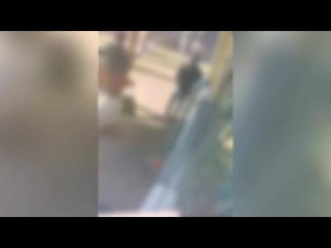 Aggredisce i passanti per strada a Palermo, fermato un uomo: il video