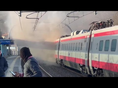Frecciargento fermo, esce fumo dal convoglio. Tutti i passeggeri evacuati