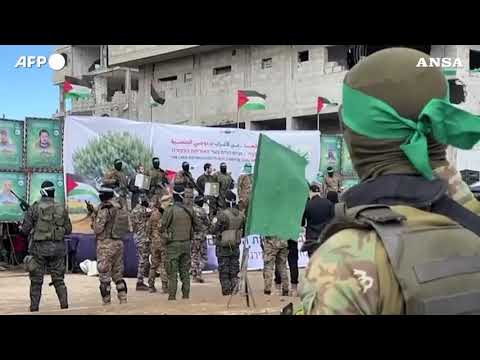 Hamas rilascia altri tre ostaggi, sul palco a Nuseirat
