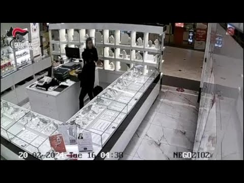 Verona, rapinatori seriali in azione: dipendenti minacciati con pistola e coltello