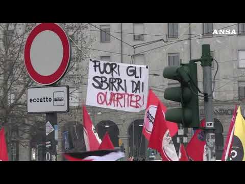 In 2000 in corteo a Milano contro il ddl sicurezza
