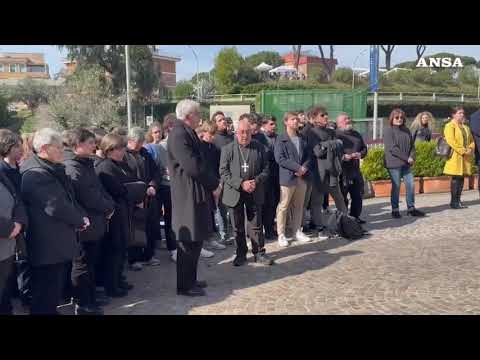 Roma, al Gemelli palloncini e preghiere per Papa Francesco